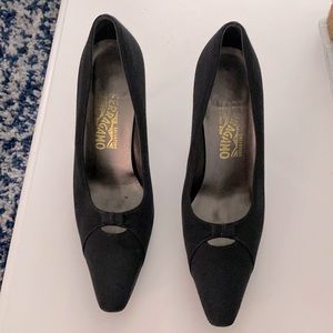 Salvatore Ferragamo size 9 bow Pump